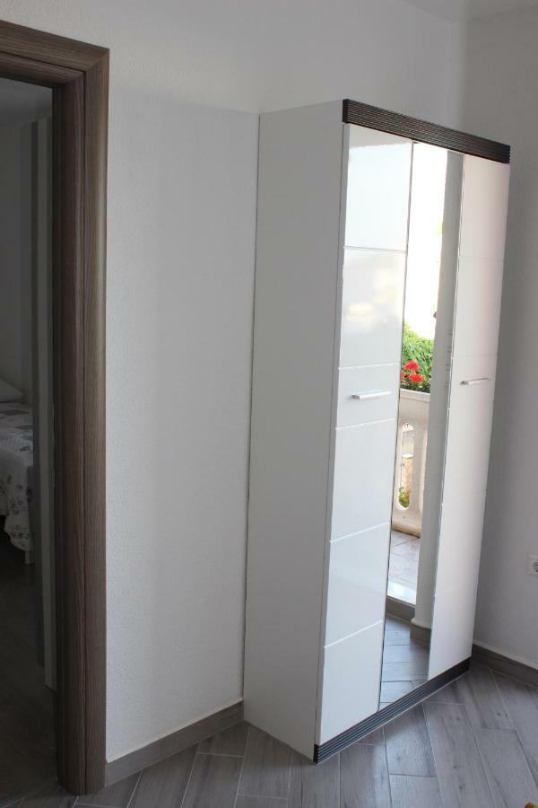 Apartment Lucky With Jacuzzi Trogir Exterior foto