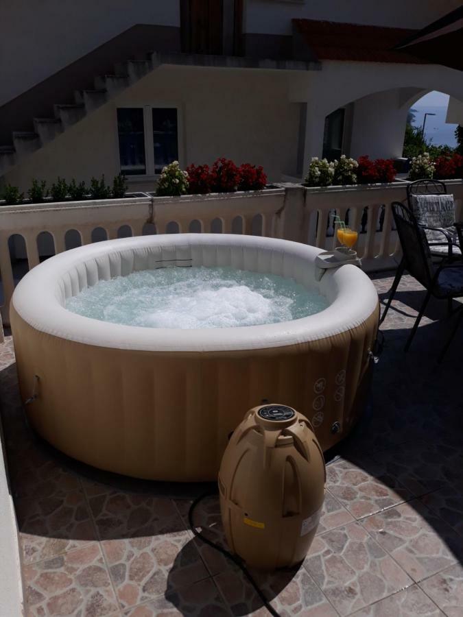 Apartment Lucky With Jacuzzi Trogir Exterior foto